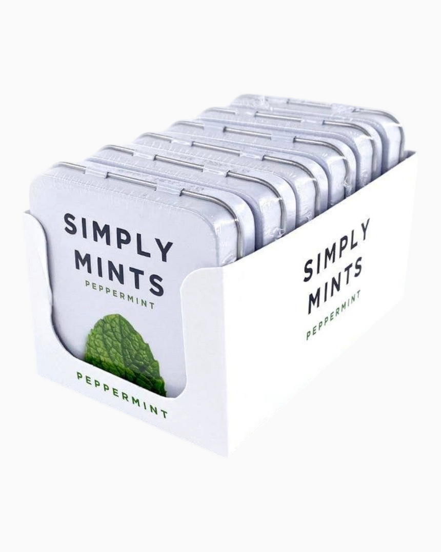 vitruta Simply Mints Awaken kafeinli nane şekeri kutusu, beyaz teşhir standında yan yana dizilmiş metal kutular