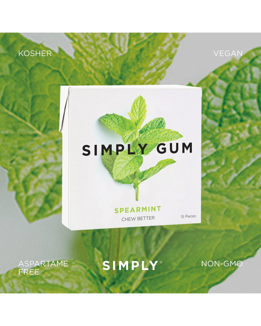 vitruta Simply Gum nane aromalı bitkisel sakız paketi, taze nane yaprakları arka planında