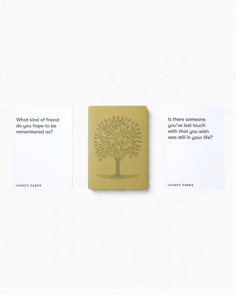 vitruta Legacy Cards seti, üzerinde ağaç illüstrasyonu bulunan altın sarısı kart ve yanında yansıtıcı sorular