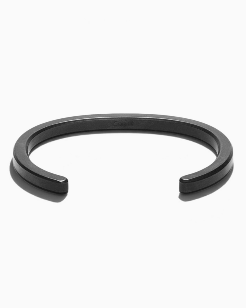 vitruta Radial Cuff bileklik, Vapor Black PVD kaplamalı paslanmaz çelik, oval profilli ve eğimli kenarlı tasarım.