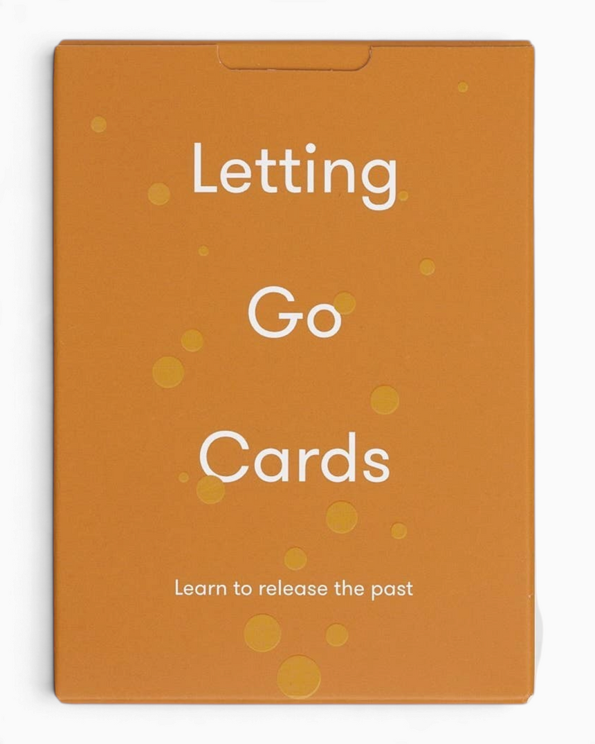 vitruta Letting Go Cards, duygusal iyileşme ve geçmişi bırakma üzerine 52 adet rehberlik kartı içeren turuncu kutu.
