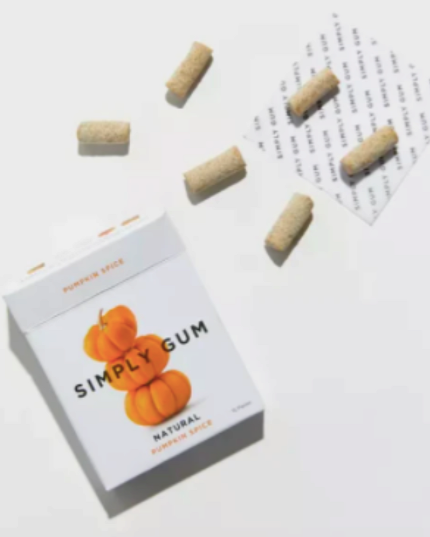 Vitruta Simply Gum balkabağı baharatlı vegan sakız paketi ve dışarı çıkarılmış sakız parçaları