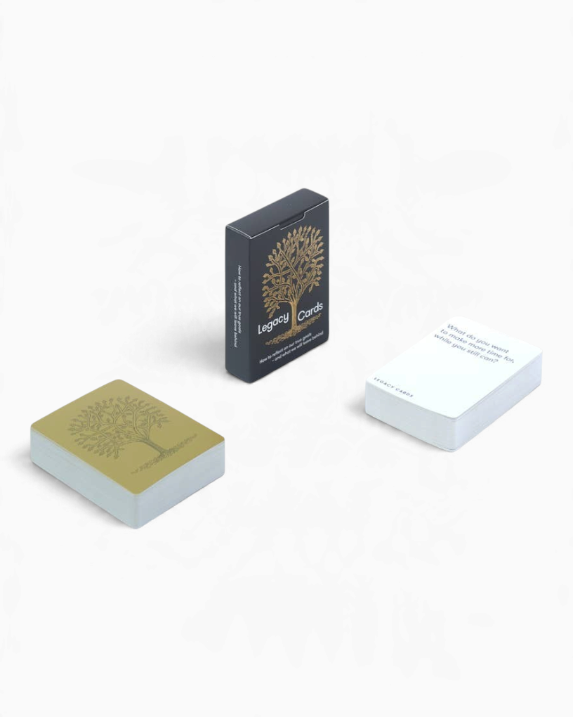 vitruta Legacy Cards seti, üzerinde ağaç figürü bulunan siyah kutu ve beyaz kartlar ile kişisel gelişim aracı.