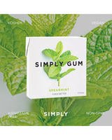 vitruta Simply Gum nane aromalı bitkisel sakız paketi, taze nane yaprakları arka planında