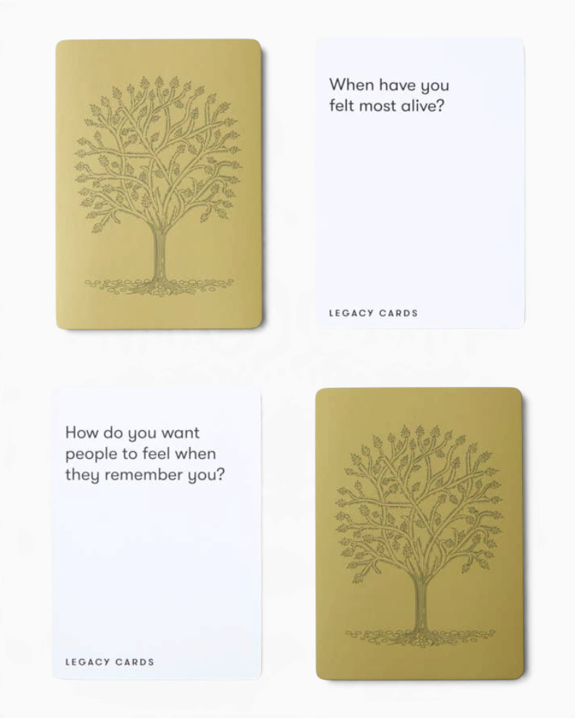 vitruta Legacy Cards seti, üzerinde ağaç illüstrasyonu olan altın rengi kartlar ve yaşam üzerine sorular içerir.