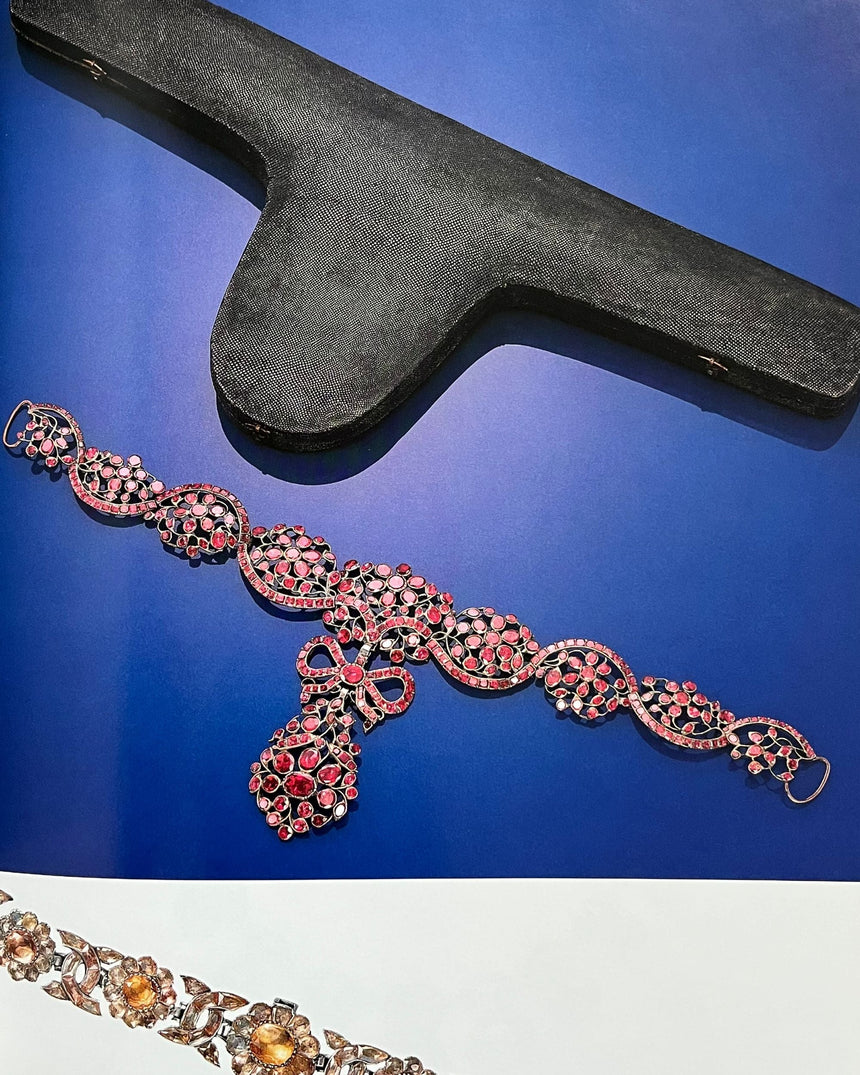 The Necklace: From Antiquity to the Present