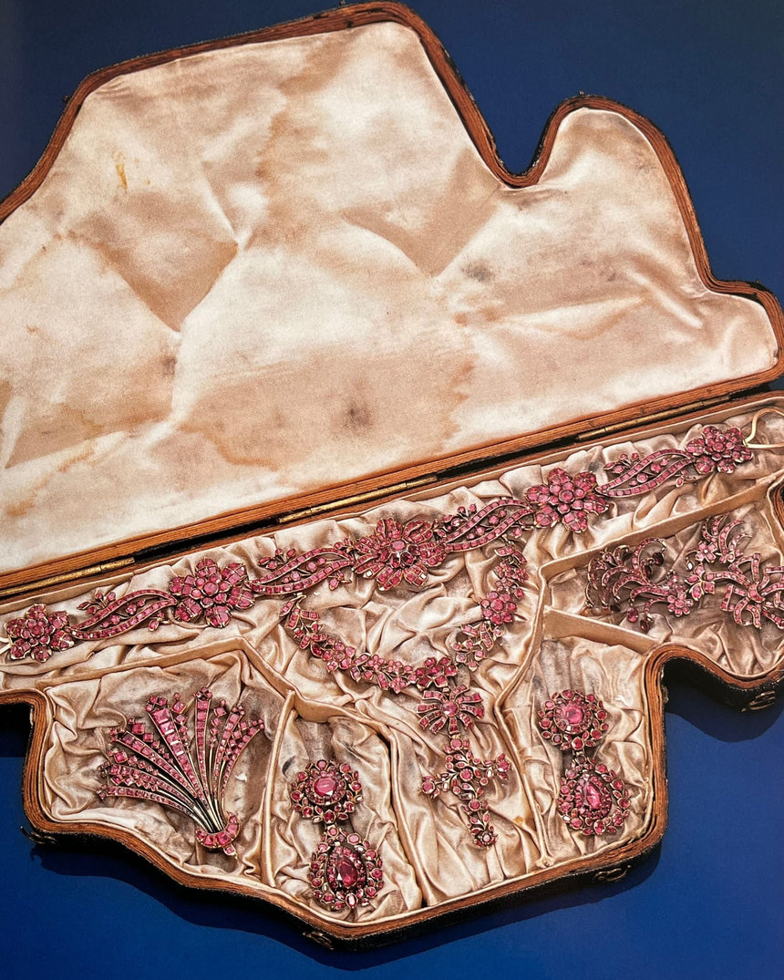 The Necklace: From Antiquity to the Present